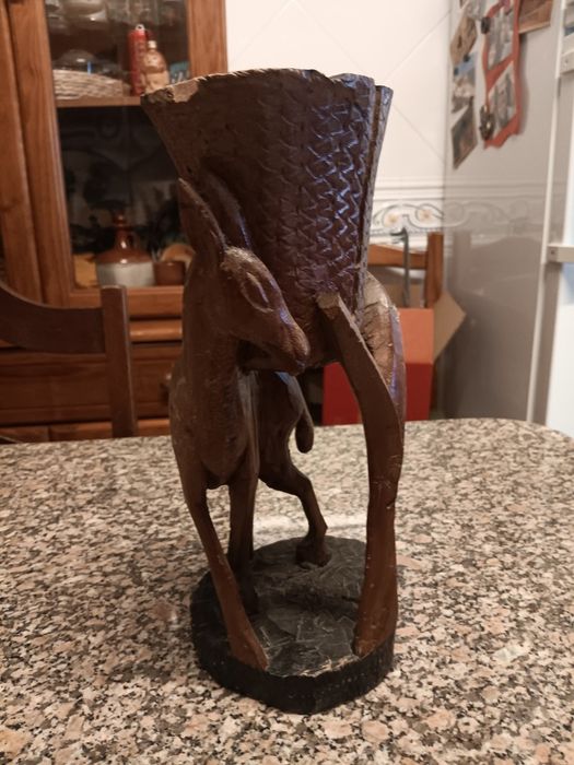 Vendo peça em madeira muito antiga