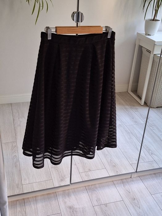 czarna spódnica midi rozkloszowana w paski