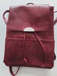 Nowy piękny plecak koloru wiśniowego