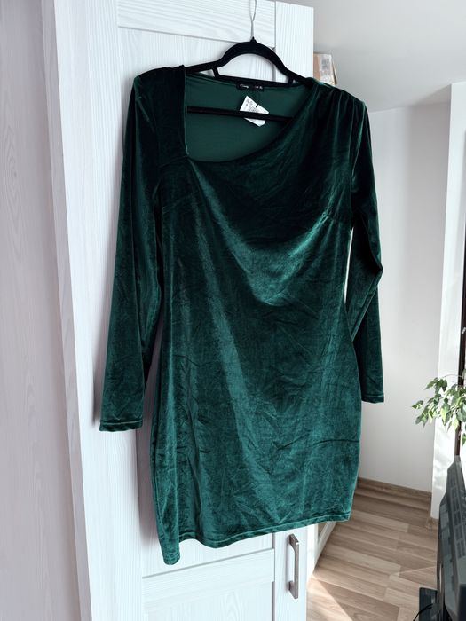 Nowa butelkowa zielona welurowa sukienka asymetryczny dekolt święta