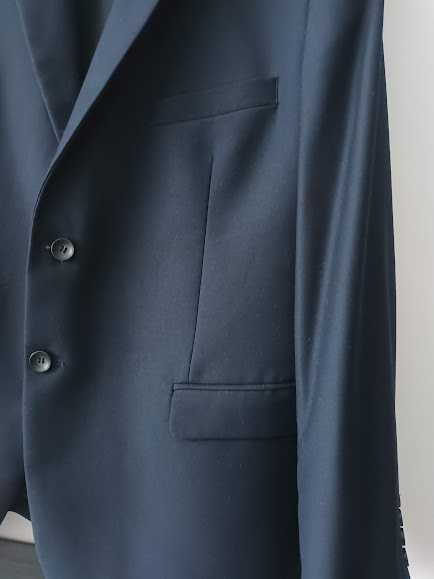 Garnitur męski, dwuczęściowy.