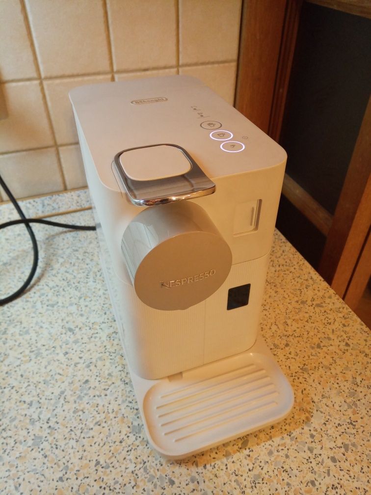 Капсульна кавоваркаDelonghi Nespresso Lattissima One EN 500.W