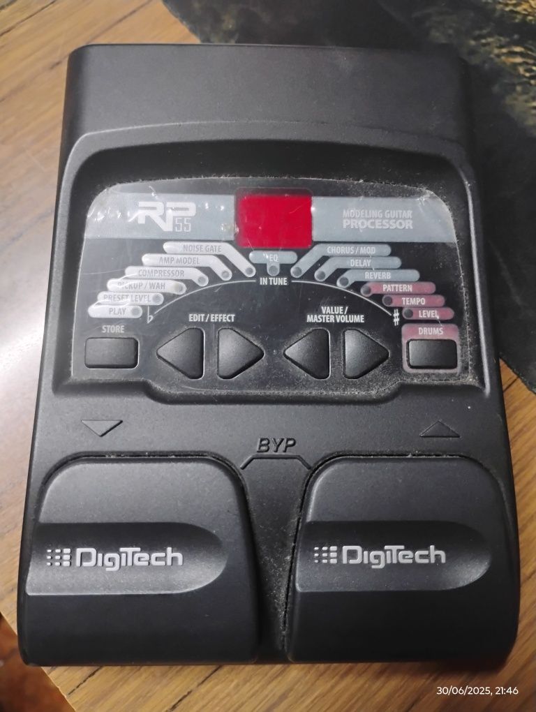 Digitech RP55 — Pedaleira multi-efeitos com afinador integrado