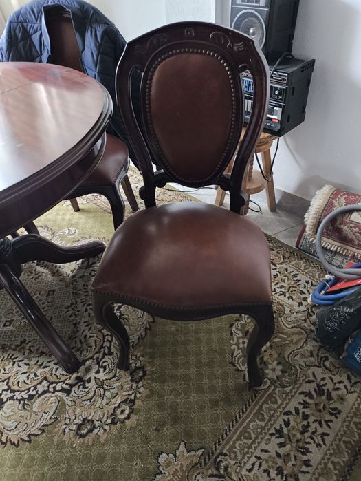 Mobília de sala com TV cadeiras e mesa