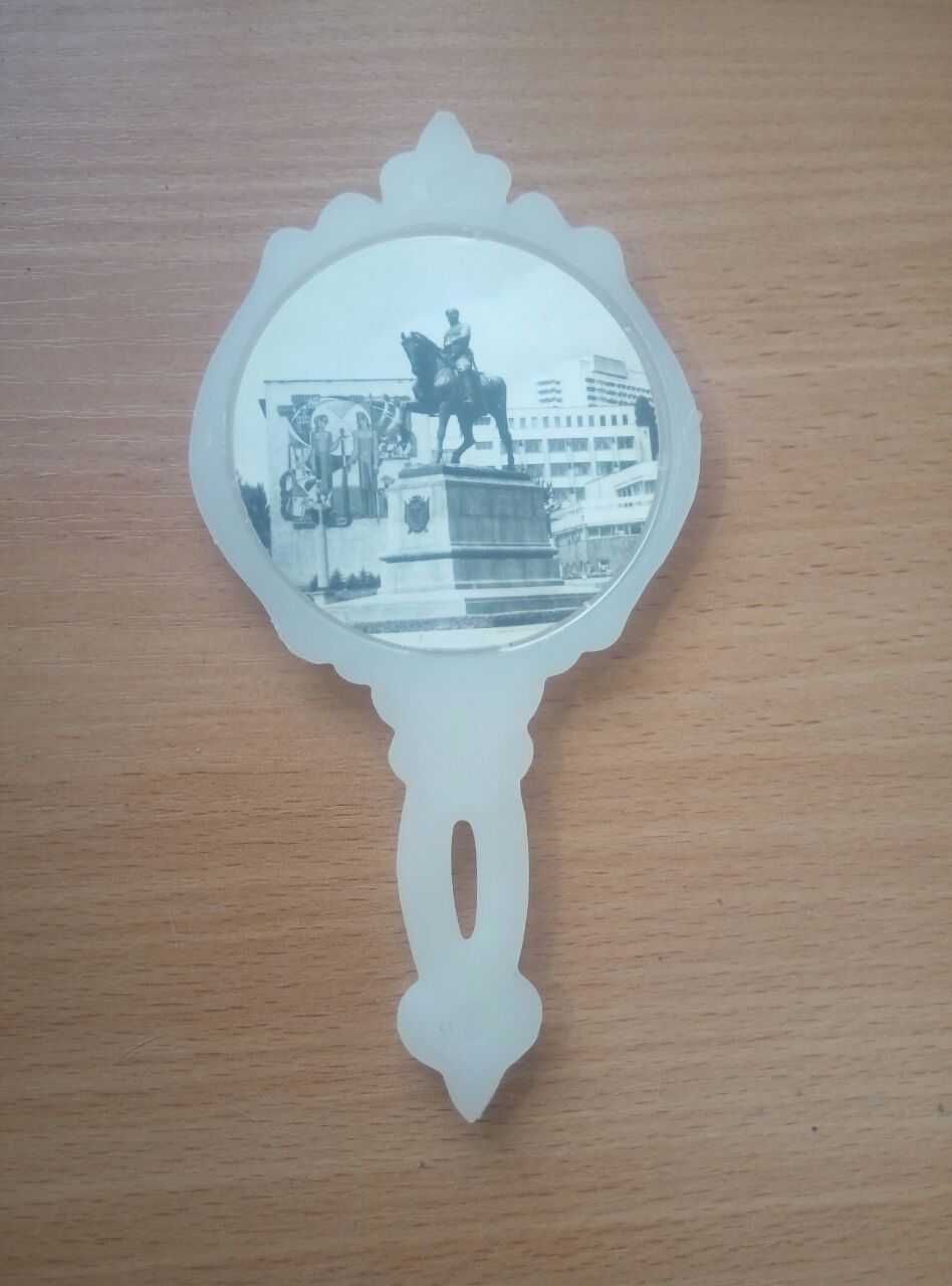 Винтажное пластиковое ручное зеркальце из СССР, белого цвета.