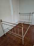 Cama de ferro antiga