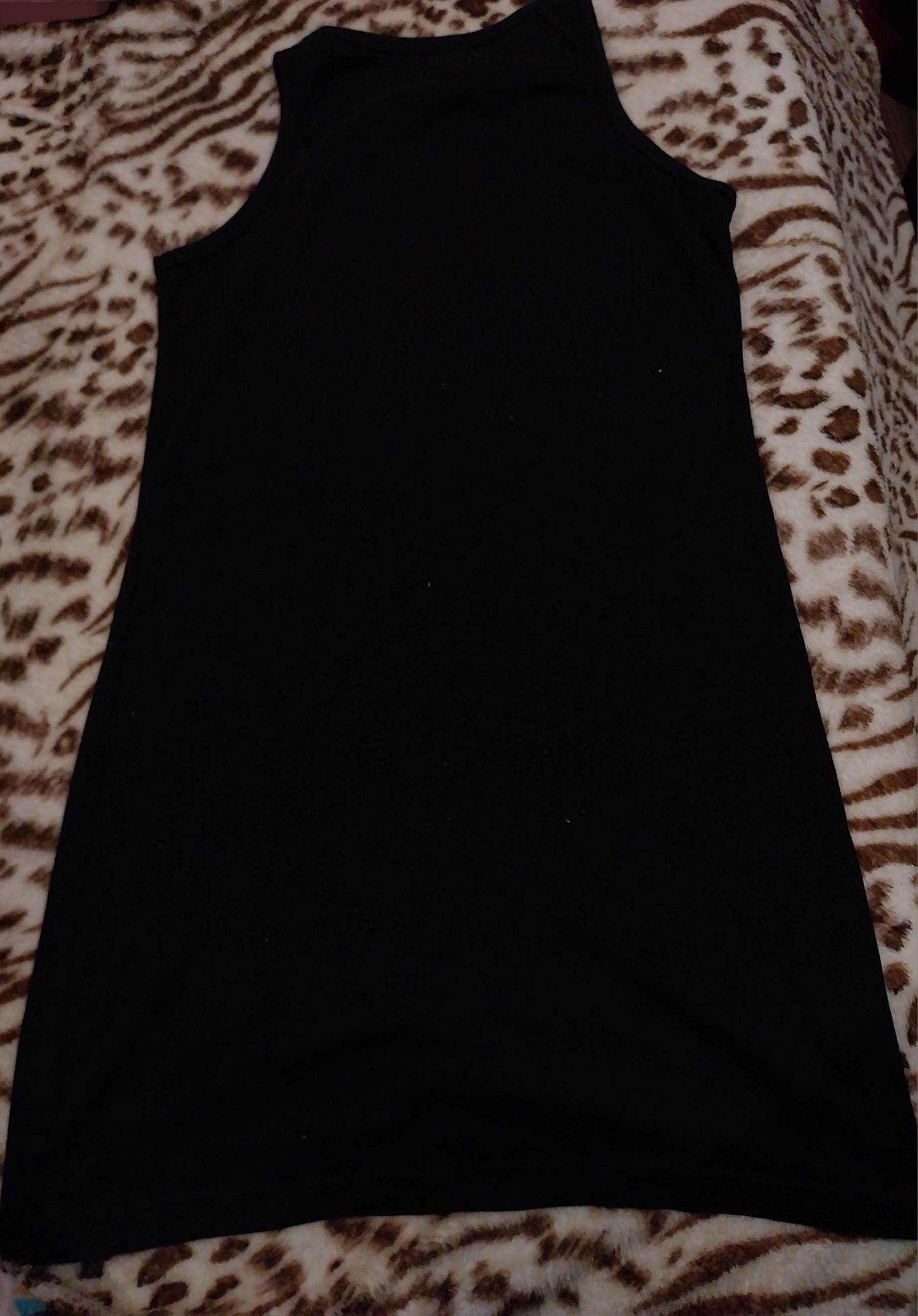 Vestido até ao joelho com decote redondo