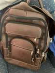 Mochila de pele, com dimensões 55 x 25 x 35