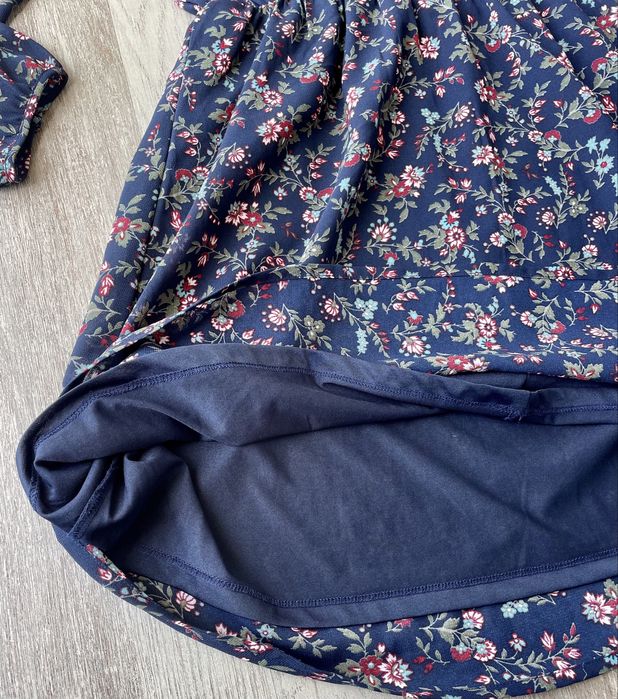 Vestido azul marinho com flores (Stradivarius, tamanho L)