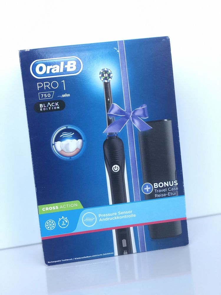 Електрична зубна щітка Oral-B PRO 750 D16 CrossAction + Футляр