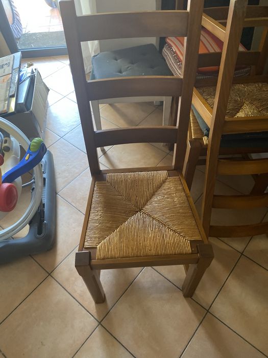 Quatro cadeiras de madeira e verga