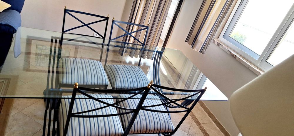 Black friday de cadeiras e mesa e um sistema de home video da sony