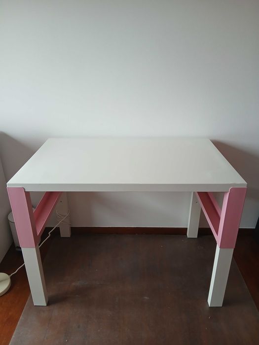 Secretária de criança +cadeira rosa