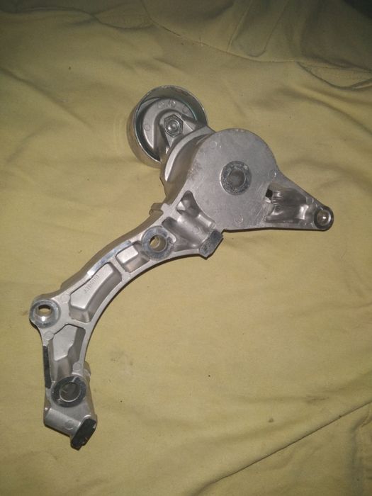 Натяжитель ремня .Тайота Ленд Крузер 200. 4.5 дизель