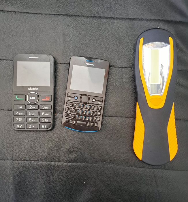 Dois telemóveis mais lanterna