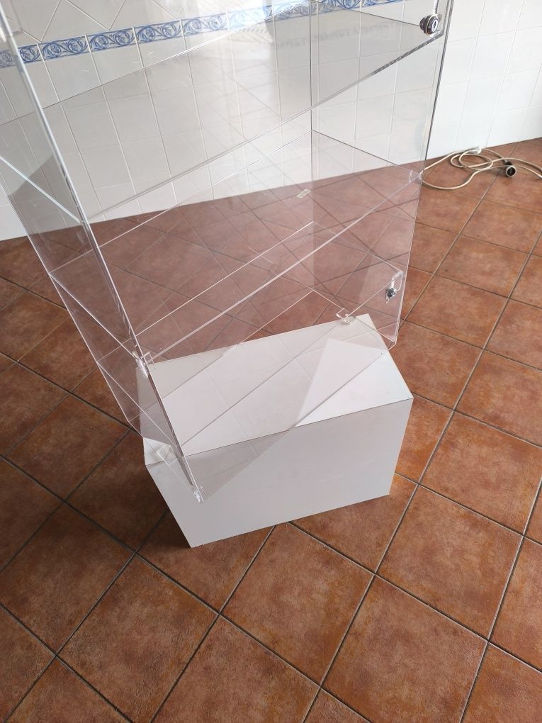 Móvel acrilico com quatro prateleiras e com fechadura