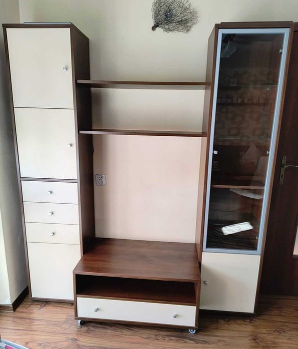 Regał z witryną szklaną i stolikiem pod telewizor.