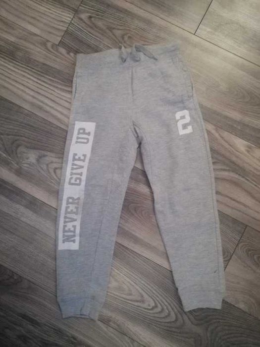 szare bawełniane spodnie dresowe roz. 116