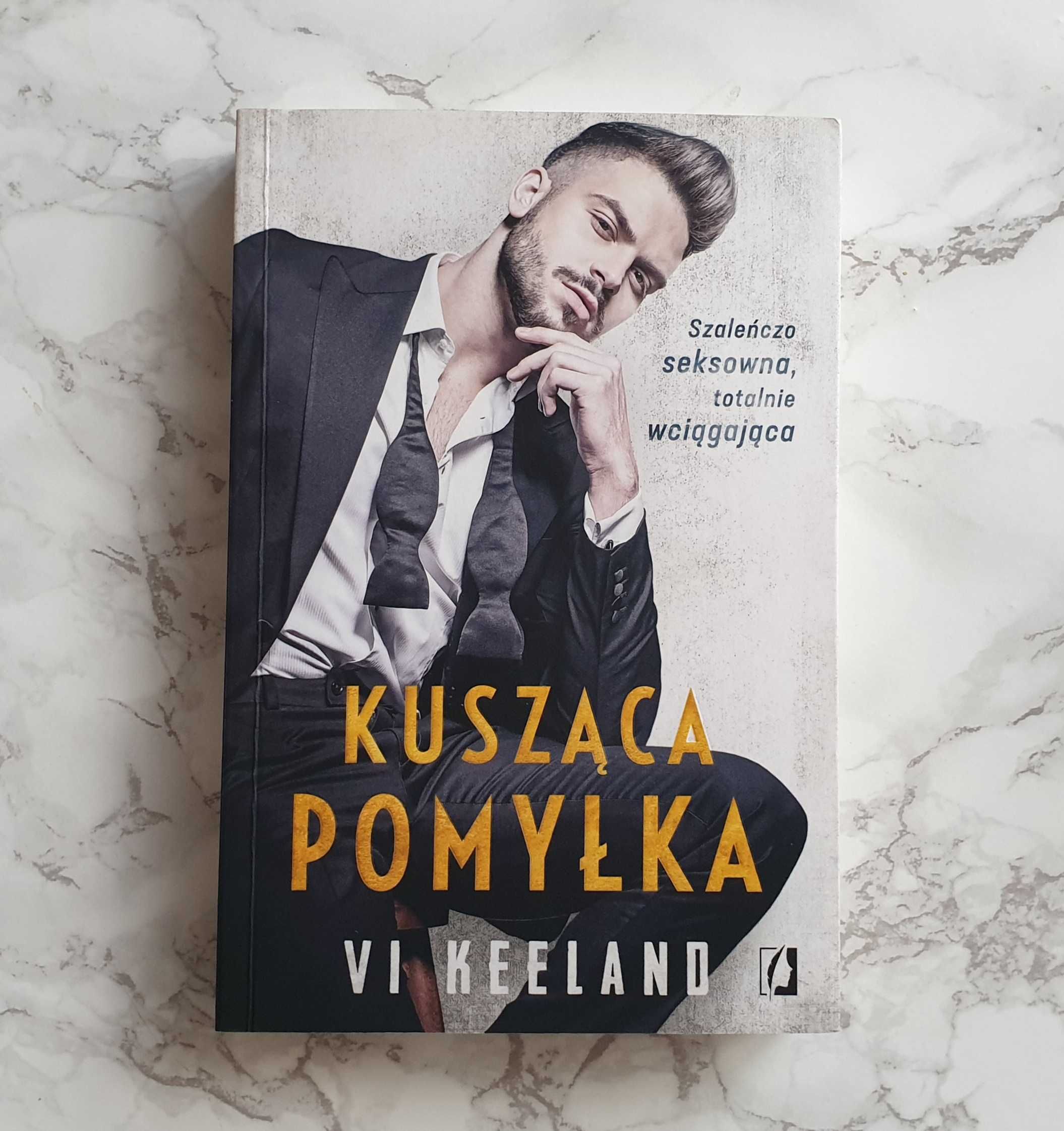 Książka "Kusząca pomyłka" Vi Keeland, romans