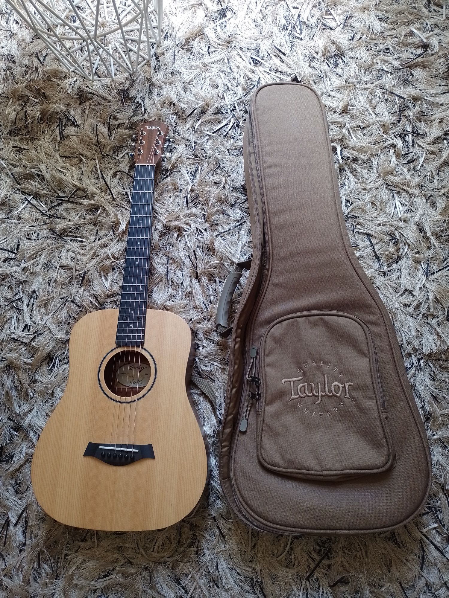 Guitarra acústica Taylor baby esquerdino