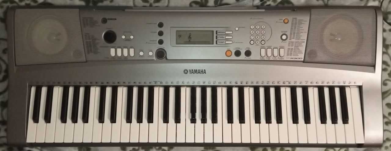 Абсолютно новий синтезатор Ямаха R300