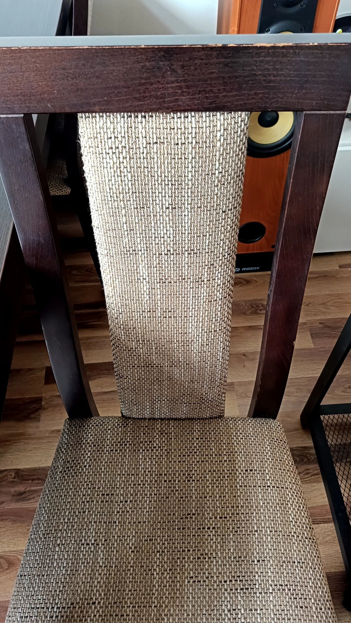 Stół z krzesłami do salonu