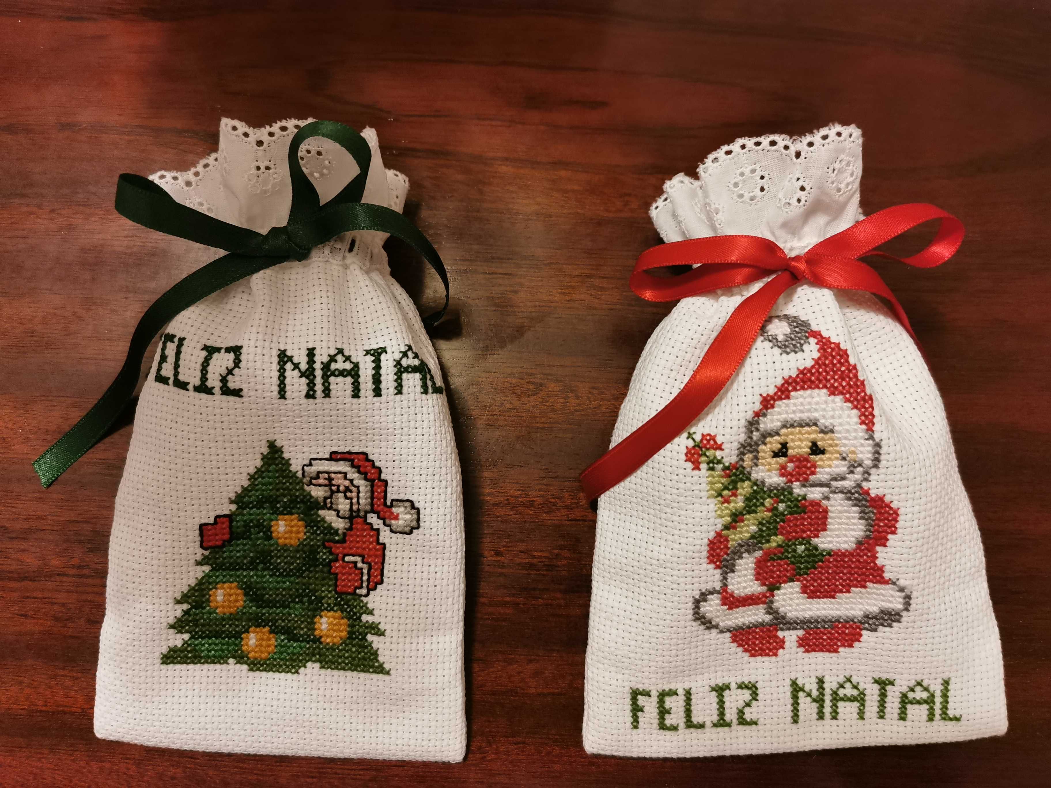 Prendinhas de Natal - Sacos bordados a ponto cruz