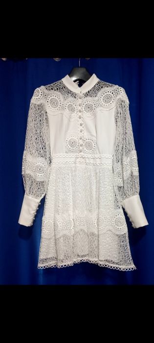 Elegancka biała sukienka z koronką