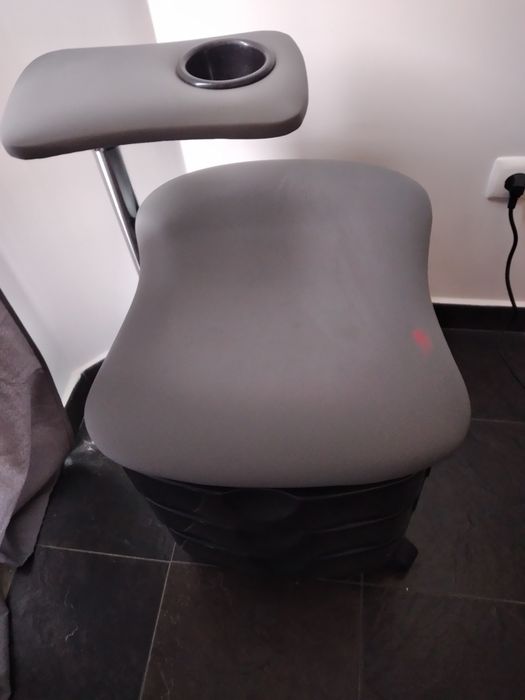 Banco de manicure preta e cinza  com gavetas