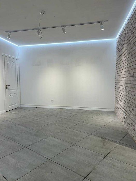 Фасадное помещение на тихой улице центра города. Ремонт.