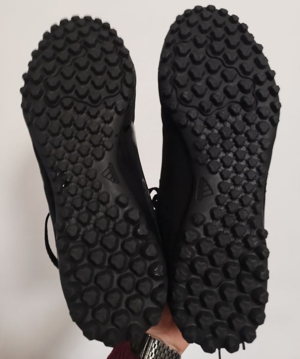 Sapatilhas Adidas em muito bom estado.
Tamanho 41 1/3.