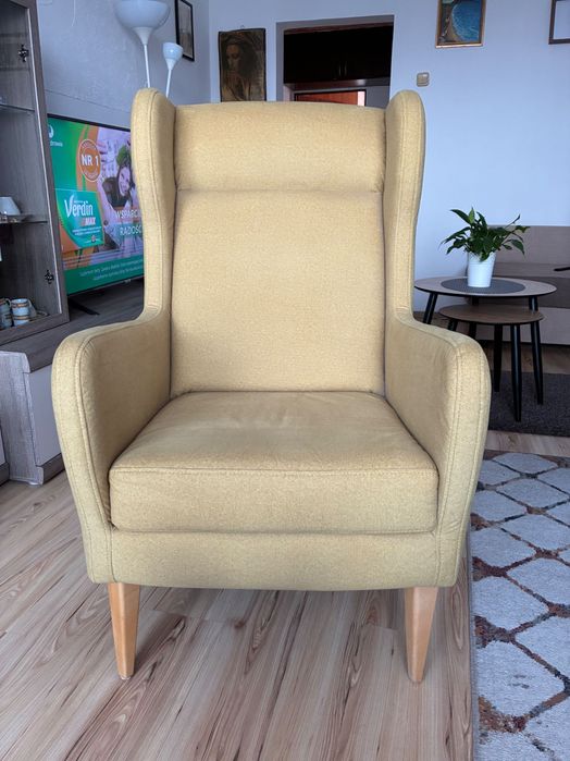 Fotel uszak z Agatą Mebke kolor miodowy