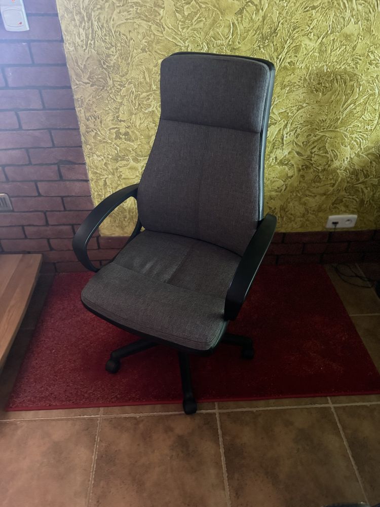 Krzeslo fotel do biurka na kolkach
