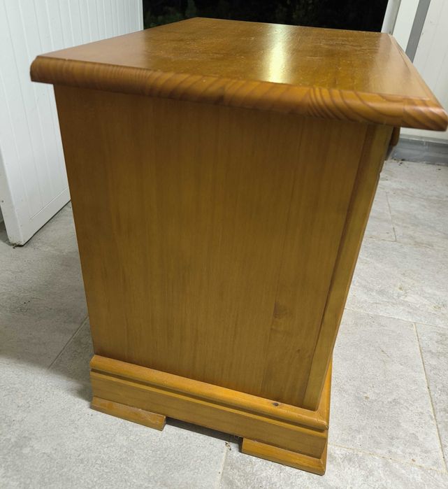 Cômoda  4 gavetas e mesa de cabeceira de pinho mel