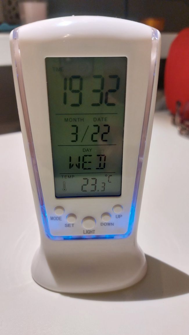 Zegarek stojący z datą i temperaturą