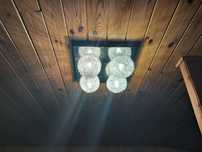 Lampa z metalowymi kloszami
