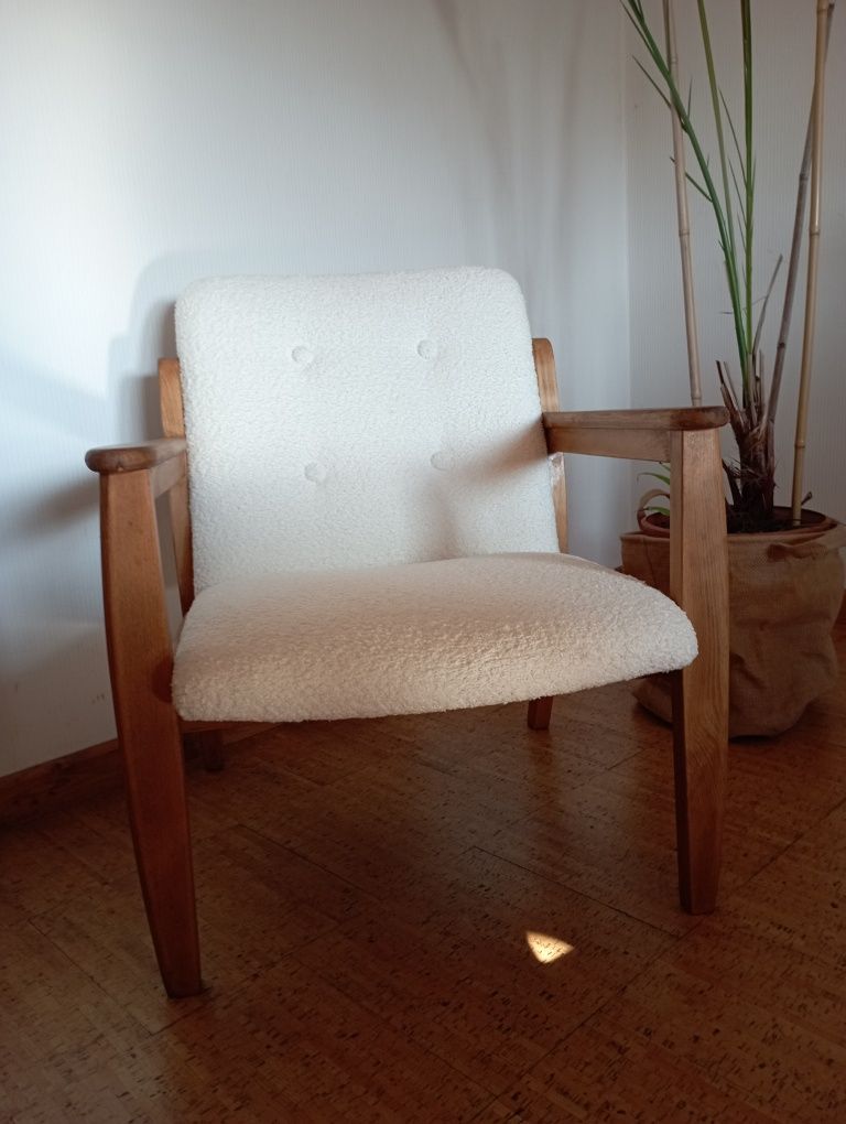 Odrestaurowany fotel, materiał buckle
