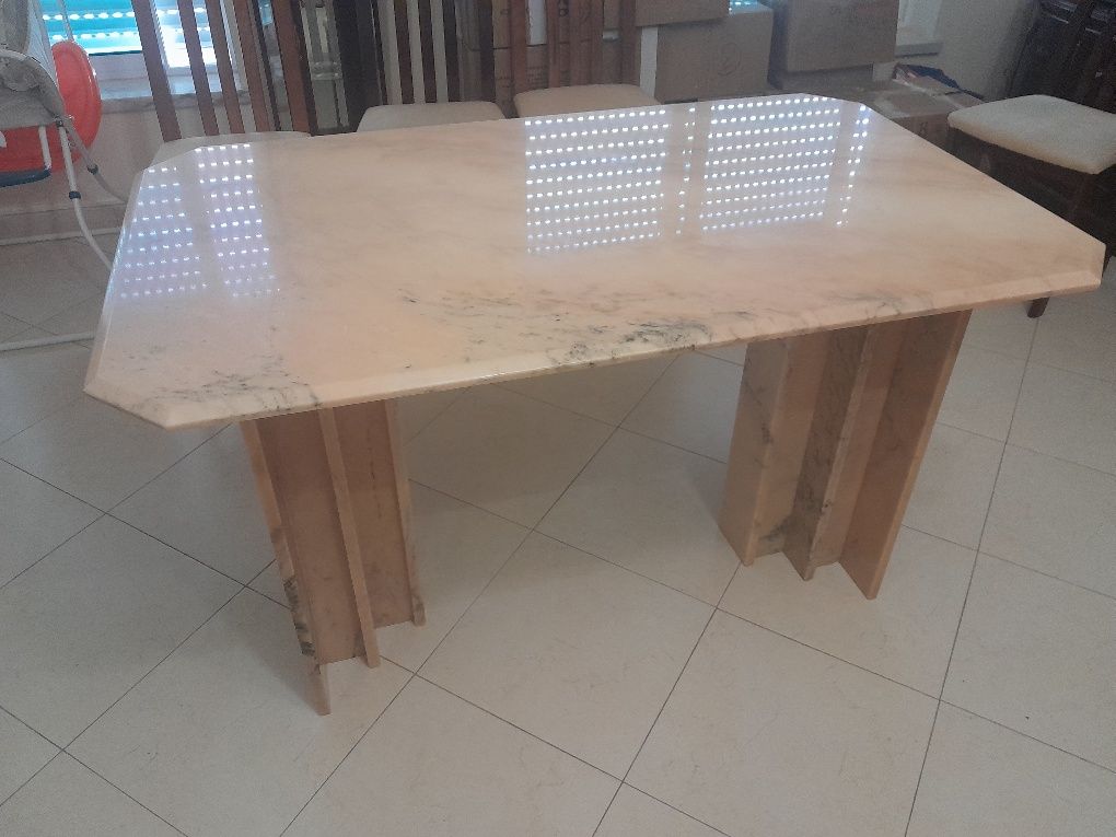 Vendo mesa de sala em mármore  rosa com opção  de tampo em madeira