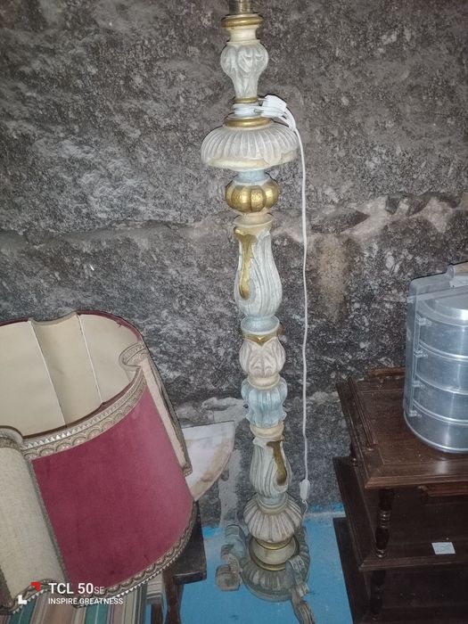 Candeeiro vintage tem mais de 100 anos, a precisar de restauro.