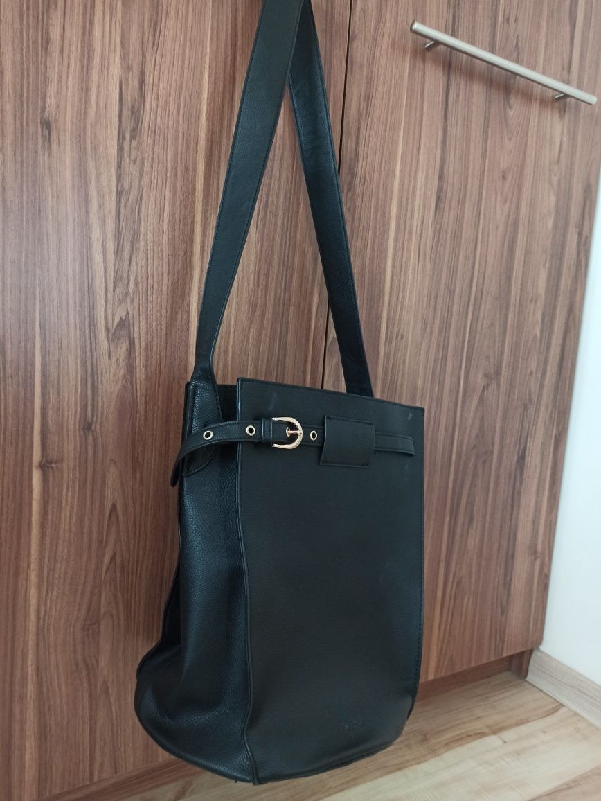Torebka damska czarna

Sprzedam elegancką damską tor