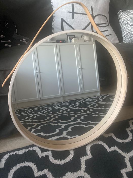 Lustro okrągłe z drewnianą ramą
