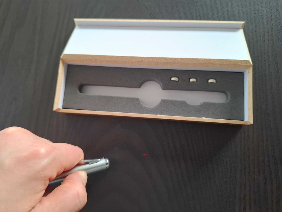 Metalowy wskaźnik laserowy z lampką LED