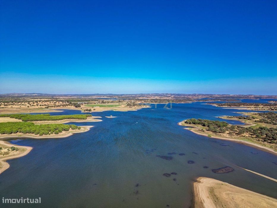 Moradia com 2 Frações Independentes para Recuperação Total, Terreno 84