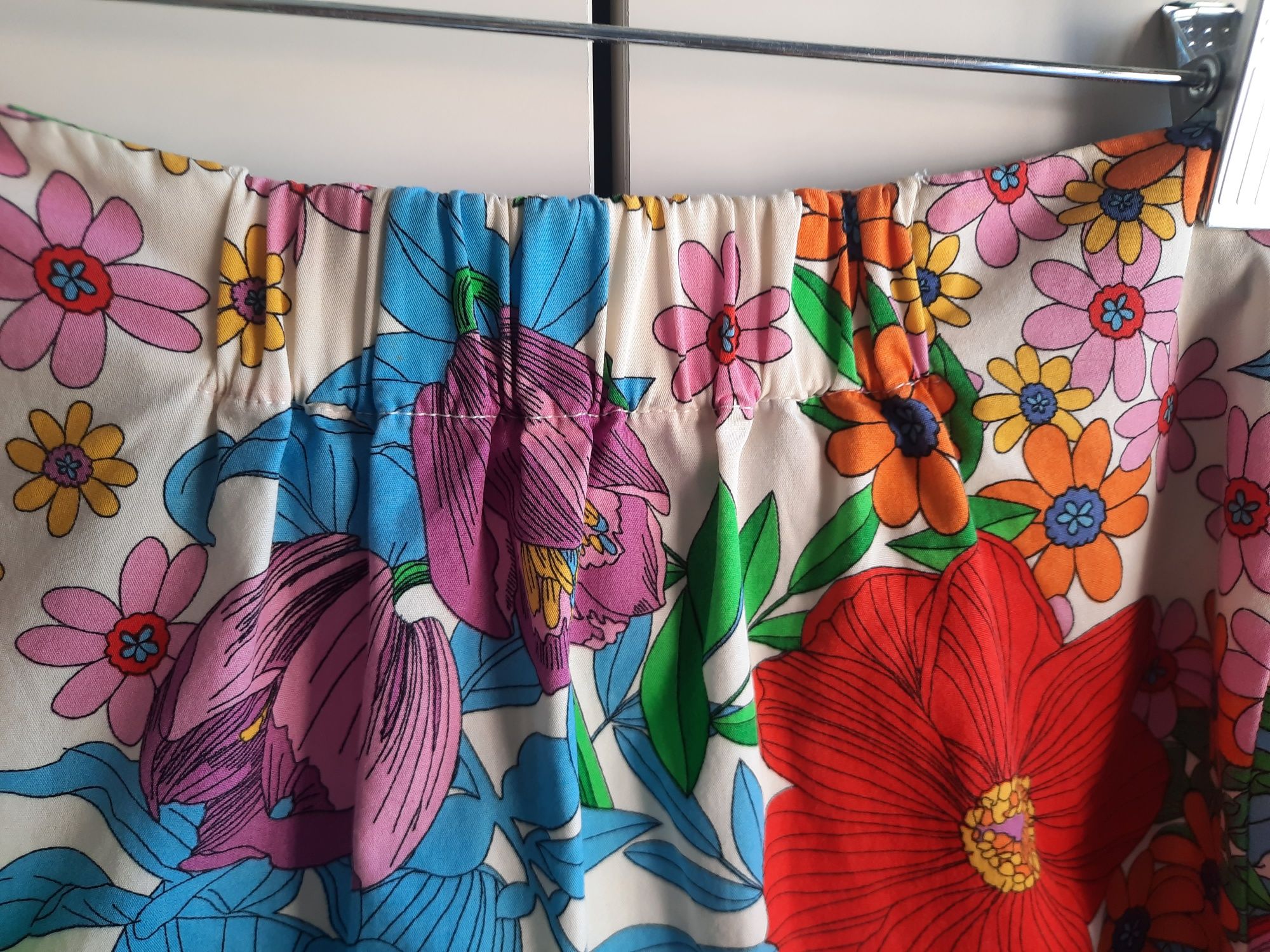 Top colorido sem ombros da H&M
