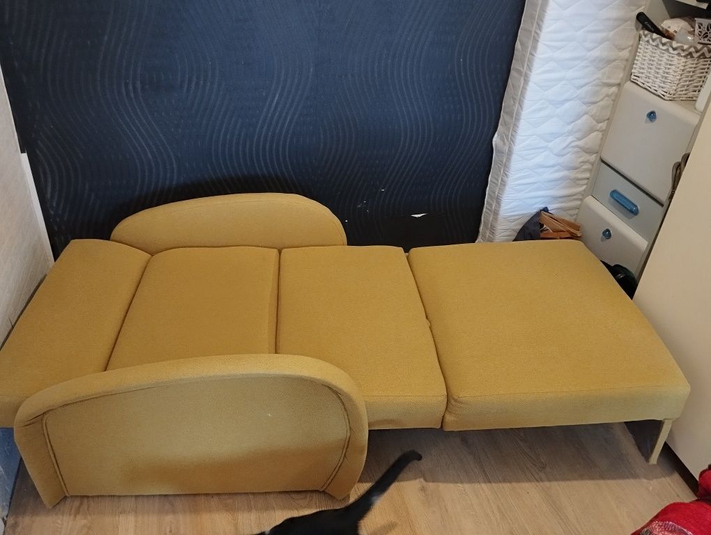 Fotel z funkcją spania i schowek do bielizny