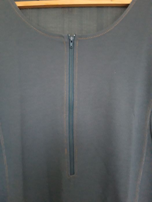 Vestido curto, liso, de cor azul ganga, com costuras decorativas (M)