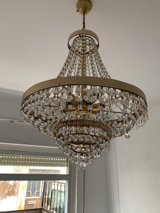 Candeeiro lustre em vidro e dourado.