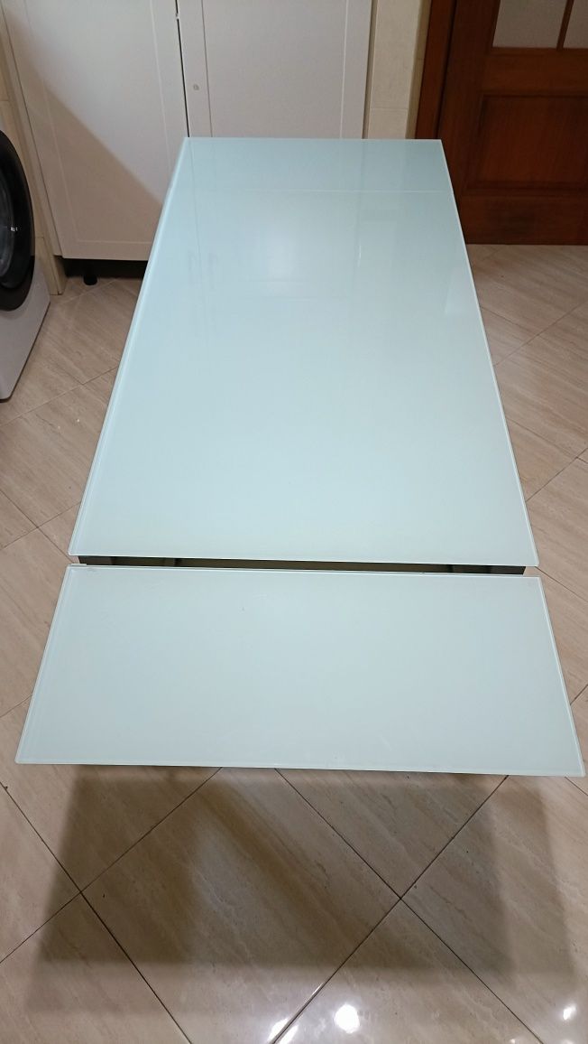 Mesa de vidro com dupla extensão e cadeiras