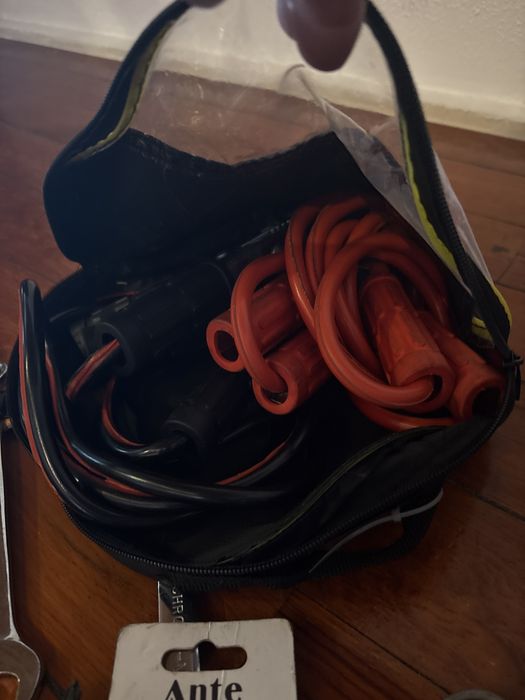 Vendo kit completo com chave.s cabo de bateria  macaco para carto