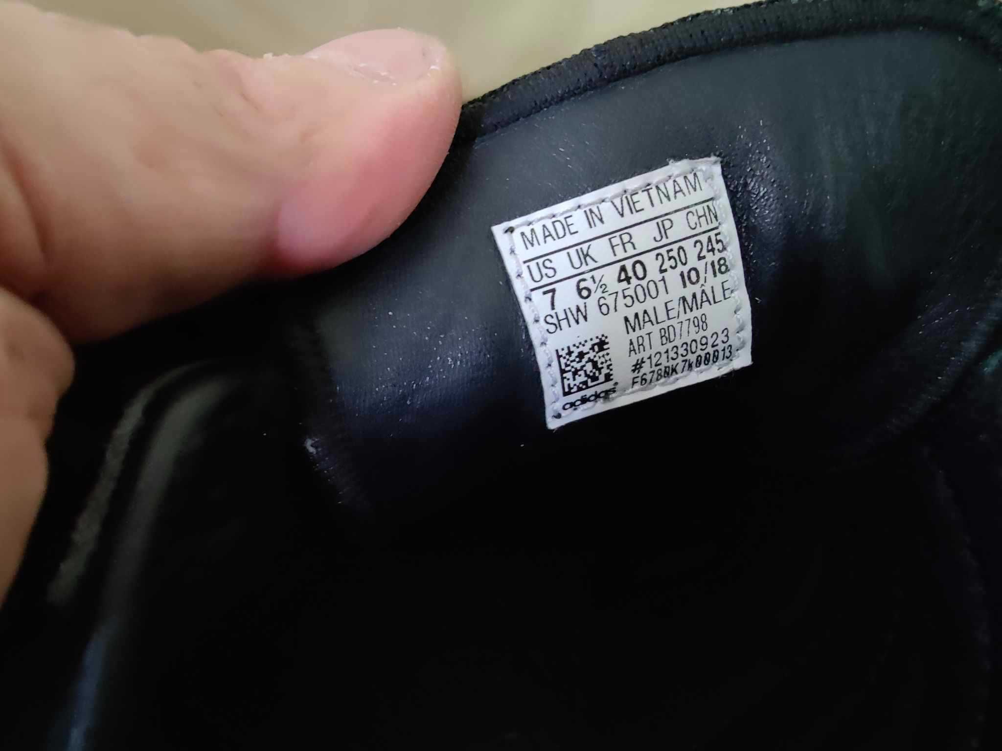 Ténis Adidas pretos em pele tam. 40
